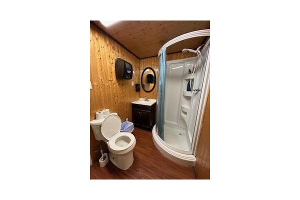 Full bathroom on 2nd floor