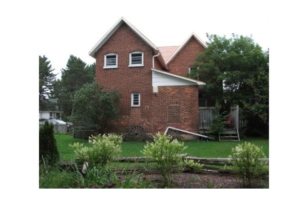 Algonquin Guesthouse from the gardens