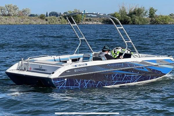 4 Winns Sport Boat Seating up to 10 or 1400 Lbs 