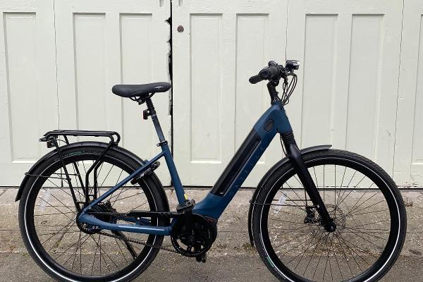ebike with belt drive, 4 levels of e-assist, hyrdrolic disk brakes, 2 paneers, front and seat suspension, helmet and lock