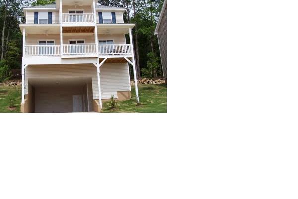 Overlooks Pool ; GREAT View, Lake only 200 ft a away.