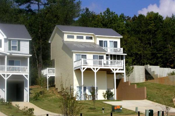 Near Pool ; GREAT View, Lake only 200 ft a away.