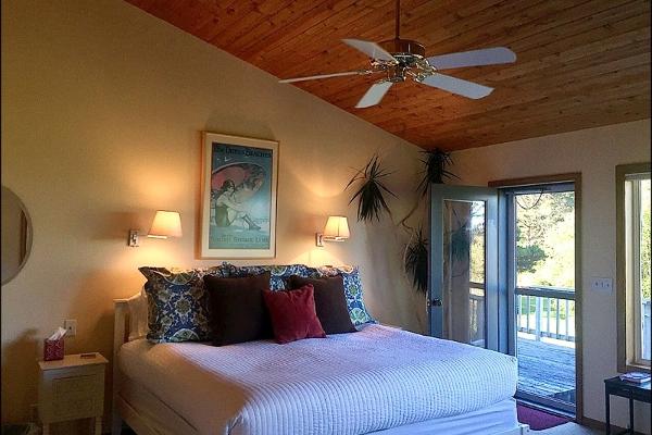 King bed, twin bed, pull-out twin bed, fireplace, private bath.Superior view.