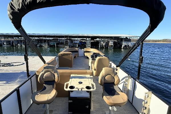 Rear fishing and live-well for the anglers in your party