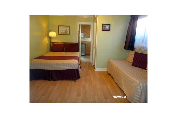 Queen bed & Trundle couch (sleeps 2 - 4).