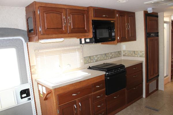 Full Kitchen w/fridge/freezer, microwave, stove/oven, double sink