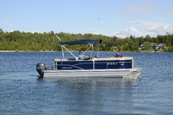 Pontoon: 22ft Manitou Aurora LE with 90hp Yamaha