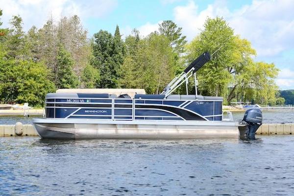 Pontoon: 20ft Bennington with 50hp Yamaha