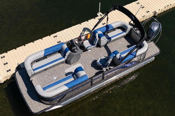 Tritoon: 22ft Bennington w/150hp - colors/options will vary