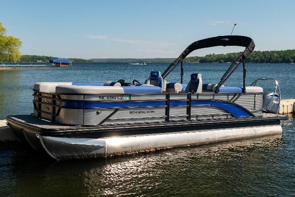 Tritoon: 22ft Bennington w/150hp - colors/options will vary