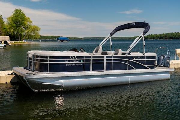 Tritoon: 22ft Bennington w/150hp - colors/options will vary