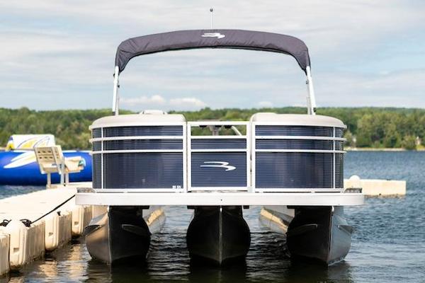 Tritoon: 25ft Bennington w/150hp - colors/options may vary