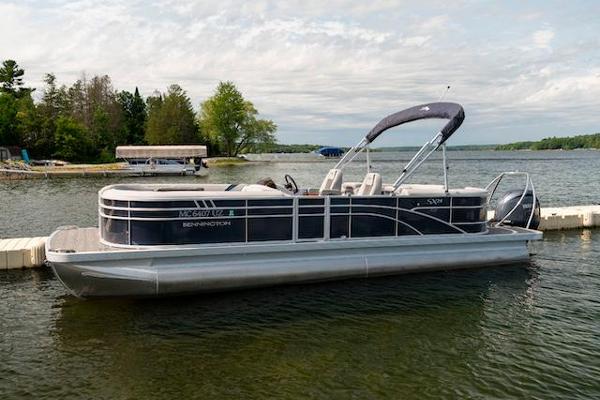 Tritoon: 25ft Bennington w/150hp - colors/options may vary