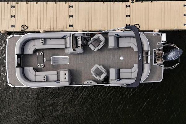 Tritoon: 25ft Bennington w/150hp - colors/options may vary