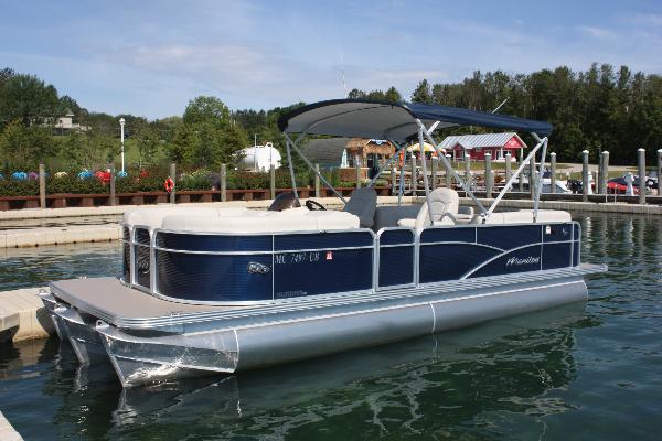 Tritoon: 23ft Manitou Aurora LE VP with 150hp