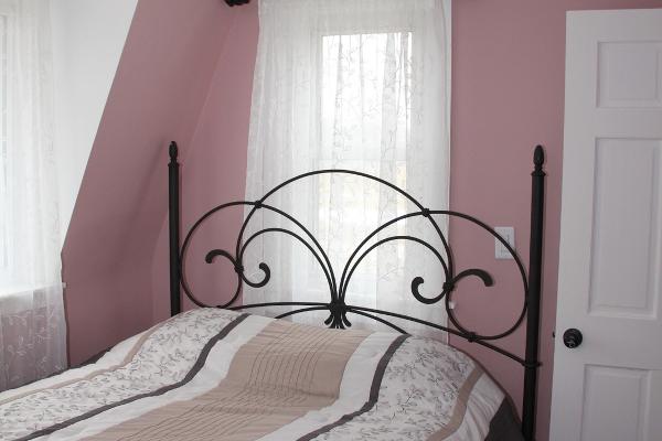 Rose room (single queen)