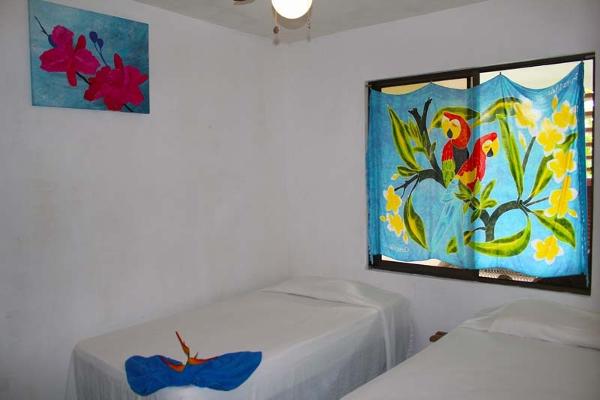 Private room / Shared Bath / 2 twin beds / ceiling fan / room 2