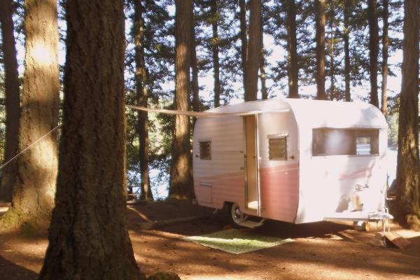 Country Rose -A vintage 1960 Aloha carvan on Orcas Island!
